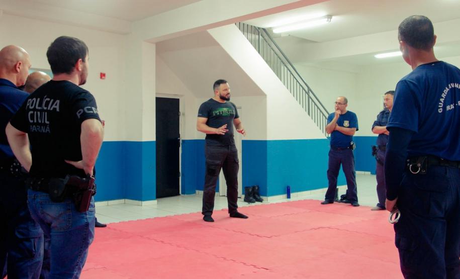 Polícia Penal instrui agentes da Polícia Civil e Guarda Municipal de Irati em imobilização e algemamento