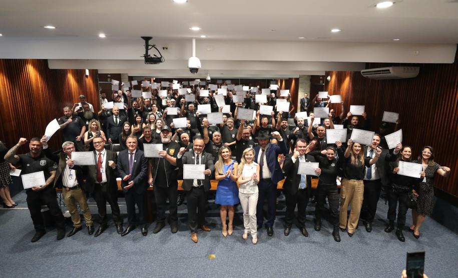 Polícia Penal do Paraná é homenageada na Assembleia Legislativa