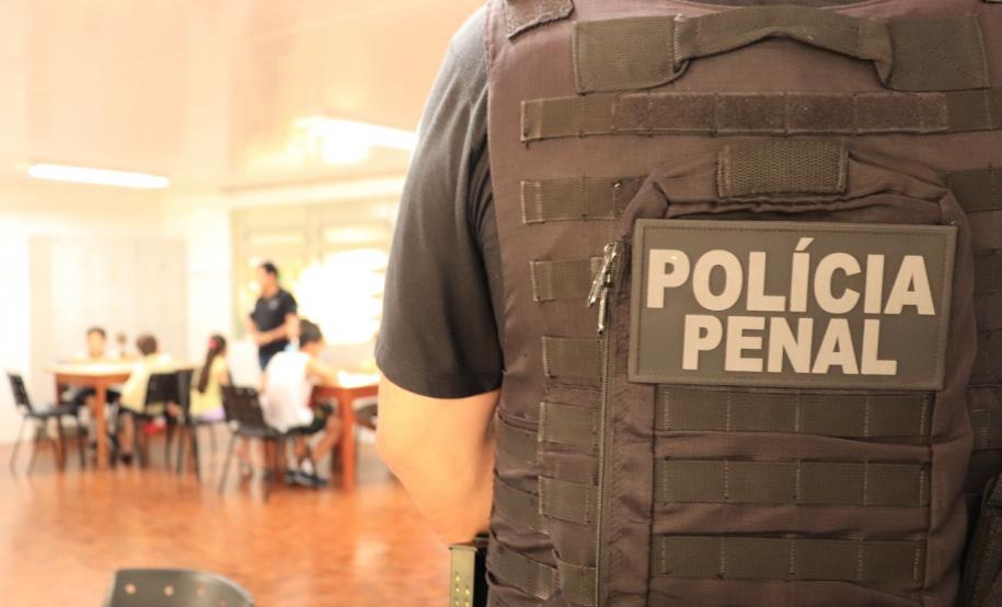 Crianças e adolescentes em acolhimento social de Cascavel recebem visita e presentes de policiais penais