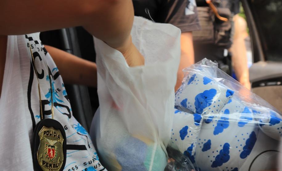 Crianças e adolescentes em acolhimento social de Cascavel recebem visita e presentes de policiais penais