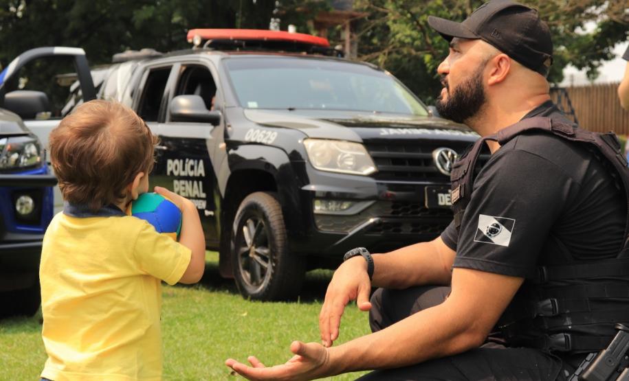 Crianças e adolescentes em acolhimento social de Cascavel recebem visita e presentes de policiais penais