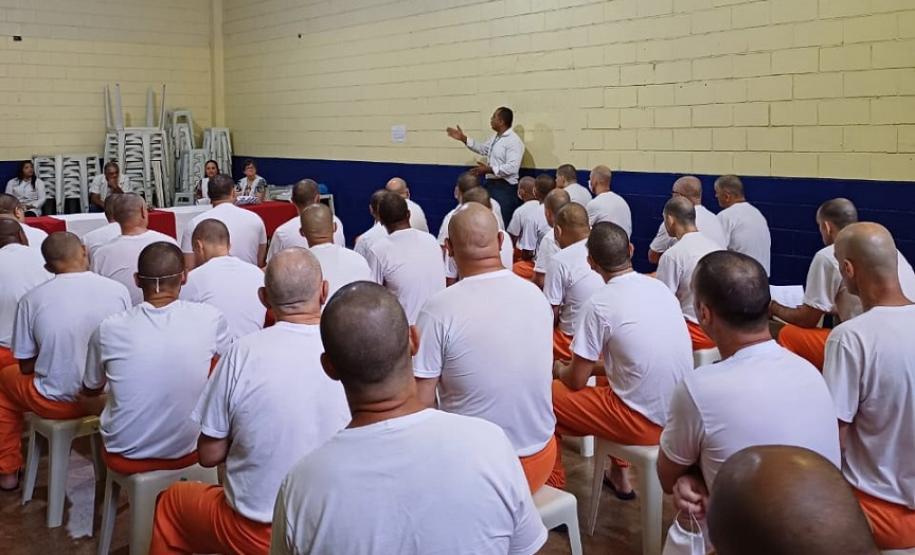 21 estudantes do sistema prisional concluem o ensino fundamental e médio em Foz do Iguaçu