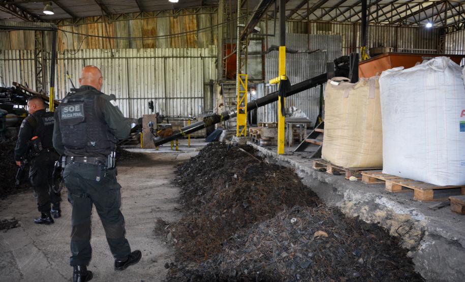 Mão de obra prisional transforma pneus usados em matéria-prima para asfalto no Paraná