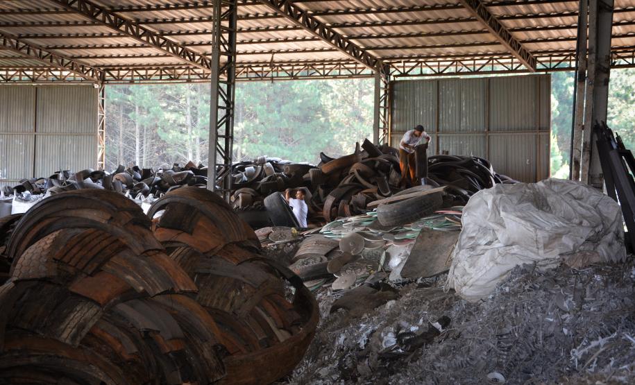 Mão de obra prisional transforma pneus usados em matéria-prima para asfalto no Paraná
