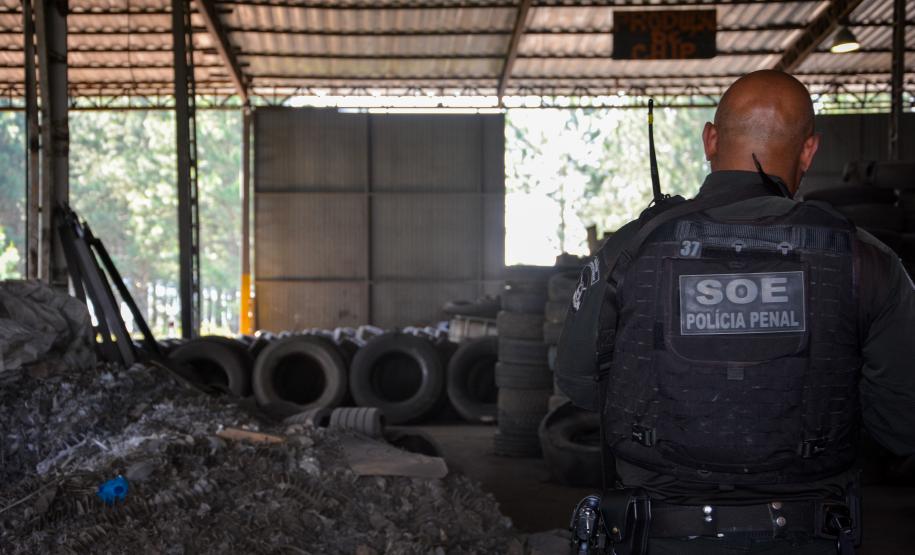 Mão de obra prisional transforma pneus usados em matéria-prima para asfalto no Paraná