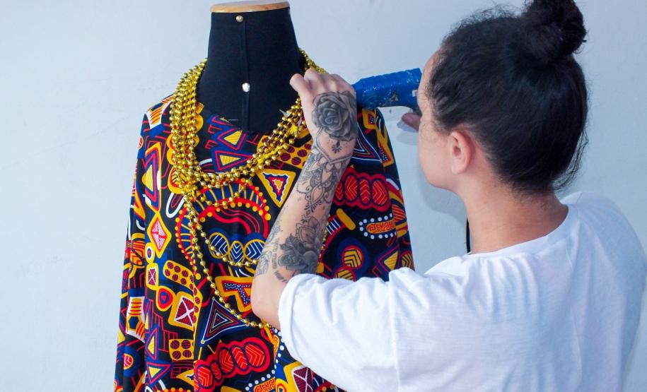 Mulheres privadas de liberdade produzem fantasias para escola de samba de Curitiba