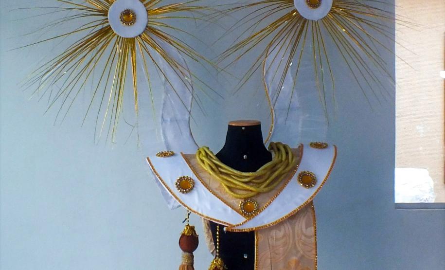 Mulheres privadas de liberdade produzem fantasias para escola de samba de Curitiba