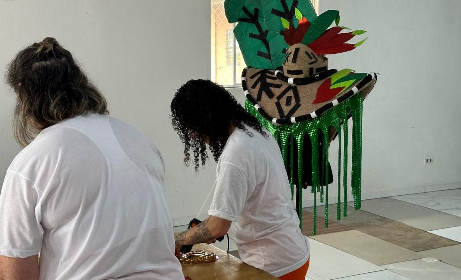 Mulheres privadas de liberdade produzem fantasias para escola de samba de Curitiba