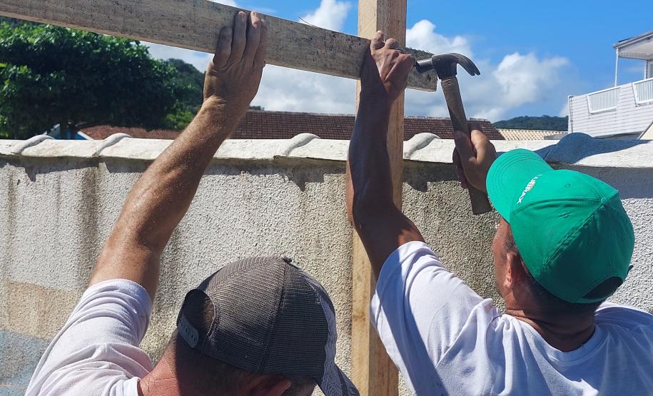 Pessoas privadas de liberdade atuam na manutenção de espaços públicos em Guaratuba