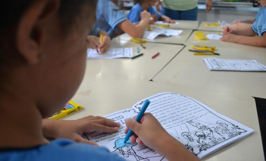 Livro de colorir criado por mulheres privadas de liberdade leva arte e educação a crianças na região de Umuarama