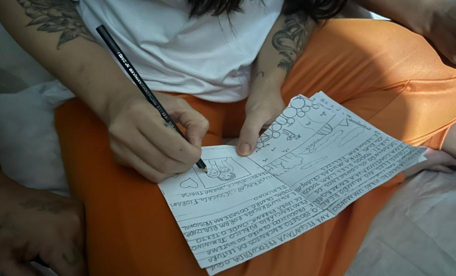 Livro de colorir criado por mulheres privadas de liberdade leva arte e educação a crianças na região de Umuarama