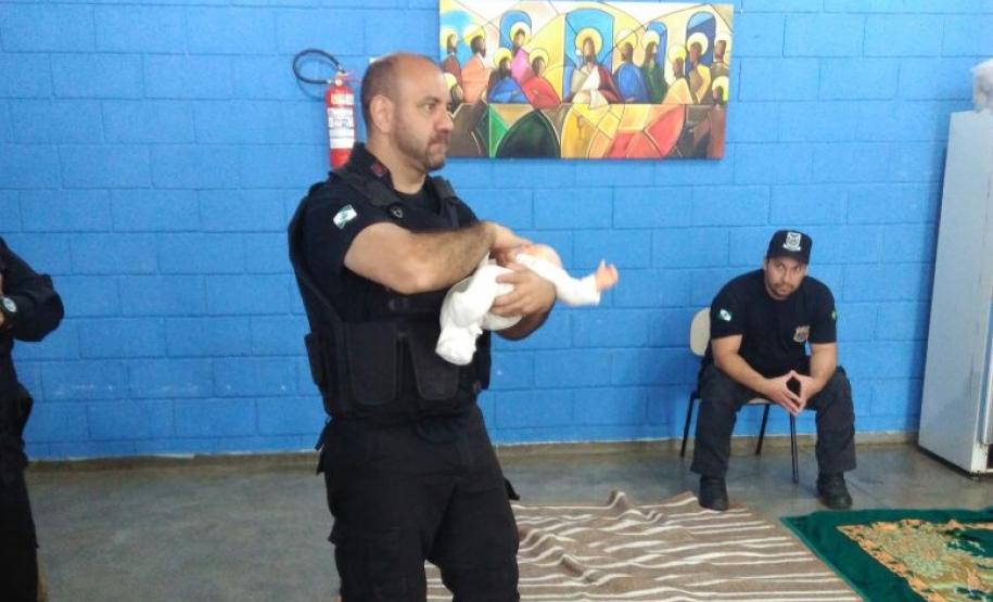 Policial Penal socorre criança engasgada em caso de emergência em Ponta Grossa