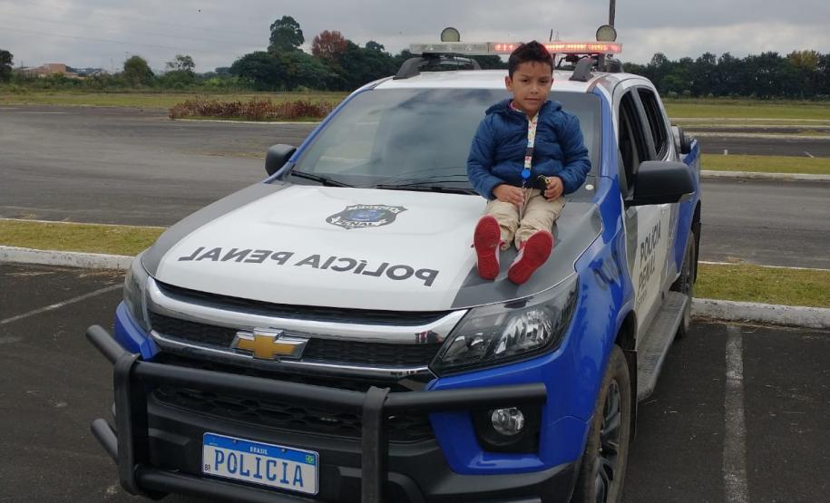 Criança autista realiza sonho de conhecer policiais penais em comemoração de aniversário