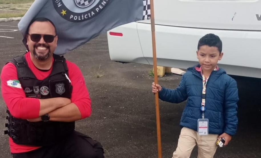 Criança autista realiza sonho de conhecer policiais penais em comemoração de aniversário