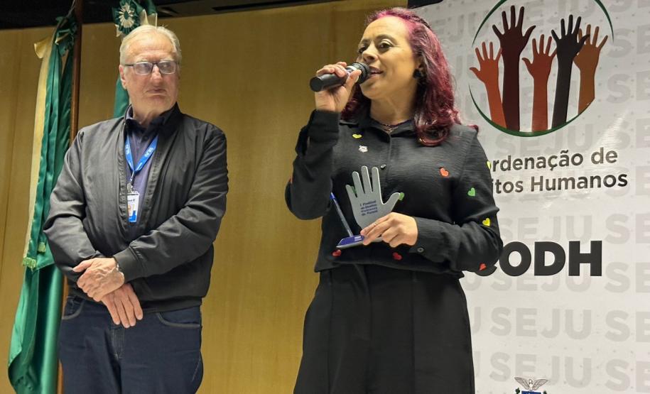 Policial penal Marilu da Costa recebe homenagem por seu trabalho em prol dos direitos humano no sistema prisional do Paraná