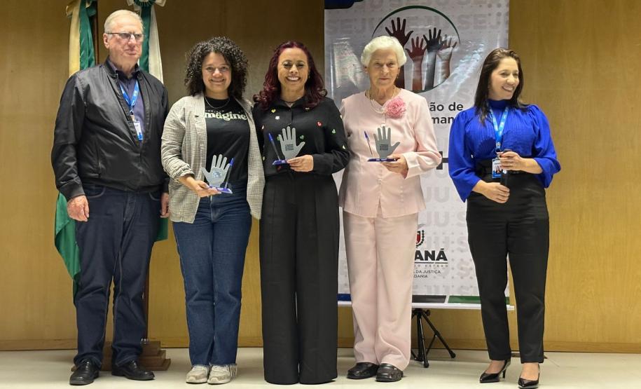 Policial penal Marilu da Costa recebe homenagem por seu trabalho em prol dos direitos humano no sistema prisional do Paraná