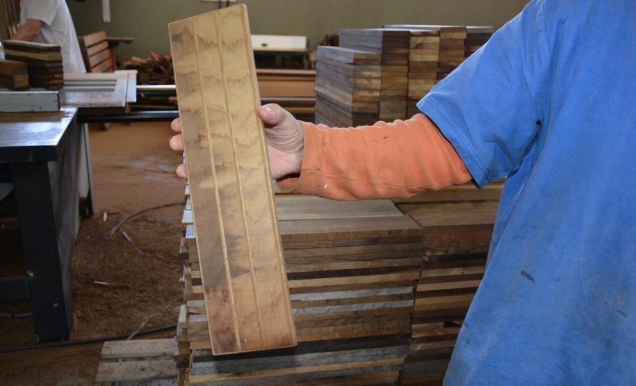 Apenados transformam madeira apreendida em piso para o Corpo de Bombeiros