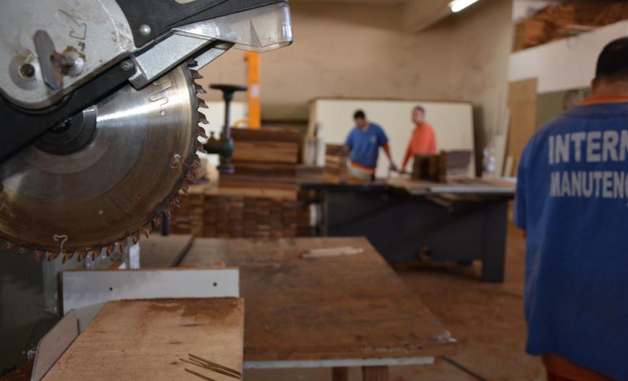 Apenados transformam madeira apreendida em piso para o Corpo de Bombeiros