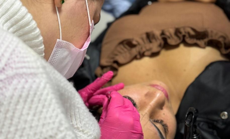 Curso de designer de sobrancelhas capacita 20 apenadas e promove reintegração social em Cascavel