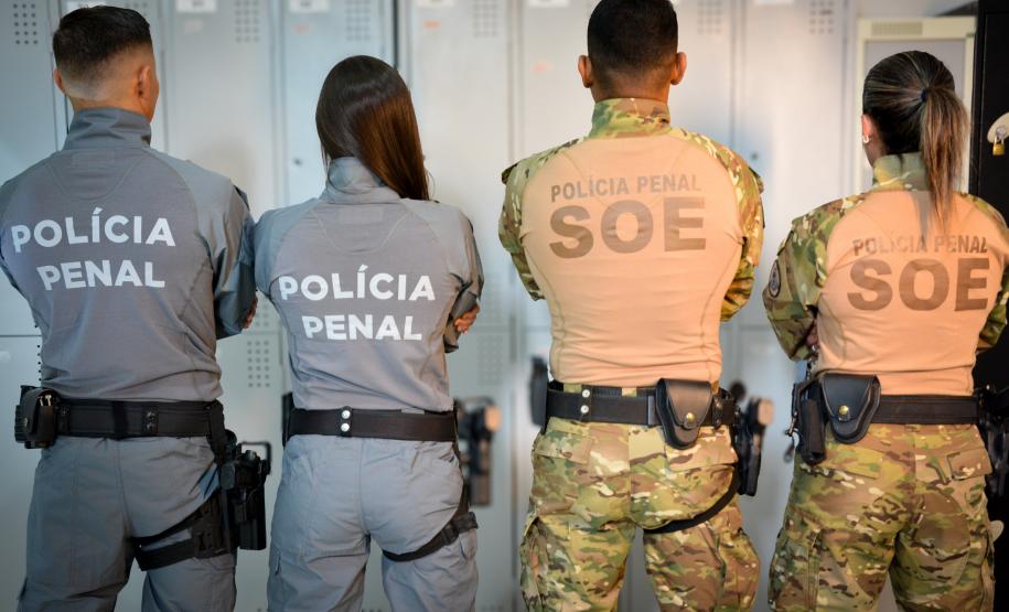 Policiais penais recebem uniformes mais modernos