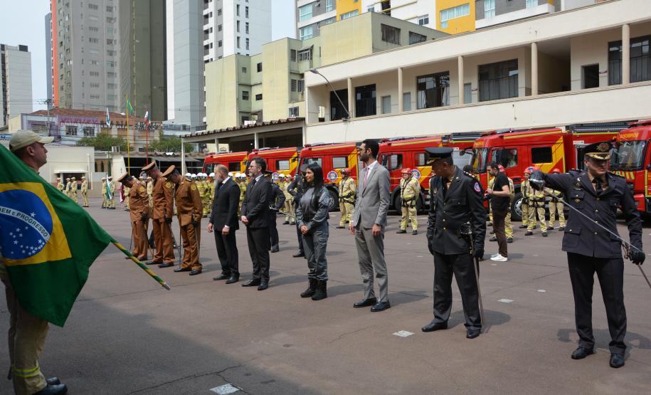 Diretora-geral da Polícia Penal é homenageada em solenidade de 112 anos do Corpo de Bombeiros Militar do Paraná