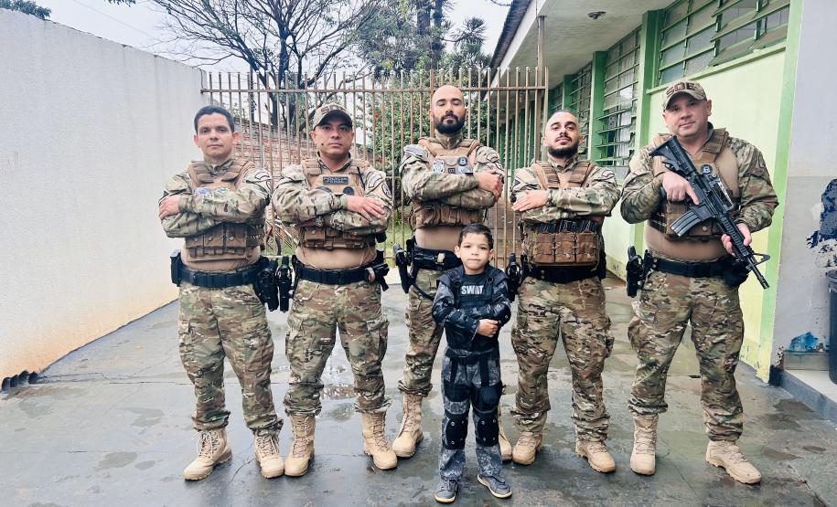 Polícia Penal faz apresentação com cães em escola municipal de Paiçandu em homenagem ao Dia das Crianças