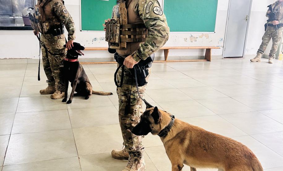 Polícia Penal faz apresentação com cães em escola municipal de Paiçandu em homenagem ao Dia das Crianças
