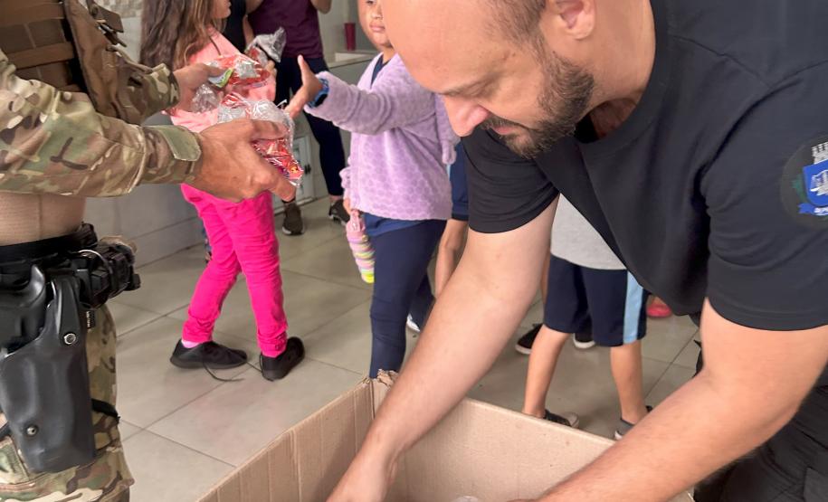 Polícia Penal faz apresentação com cães em escola municipal de Paiçandu em homenagem ao Dia das Crianças