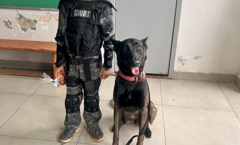 Polícia Penal faz apresentação com cães em escola municipal de Paiçandu em homenagem ao Dia das Crianças