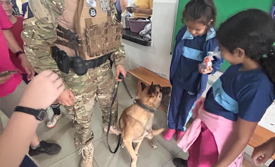 Polícia Penal faz apresentação com cães em escola municipal de Paiçandu em homenagem ao Dia das Crianças