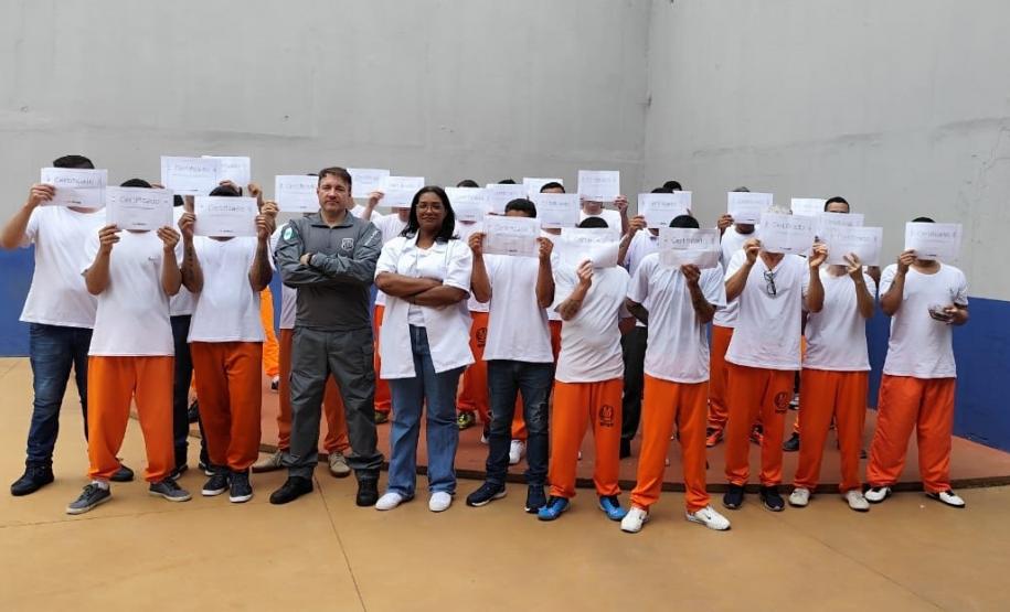 Penitenciária Estadual de Campo Mourão forma 40 pessoas privadas de liberdade em costura industrial