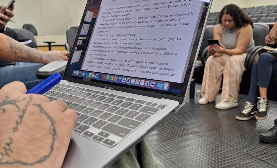 Ao fundo, aluna da Universidade Estadual de Maringá que auxilia os encontros