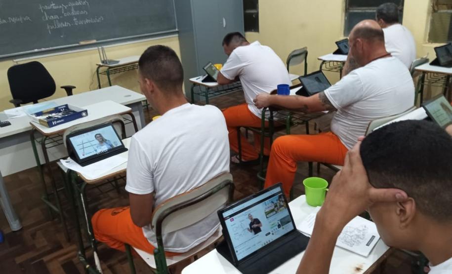 Polícia Penal inova na educação de apenados com o uso de tablets na Unidade de Progressão de Ponta Grossa