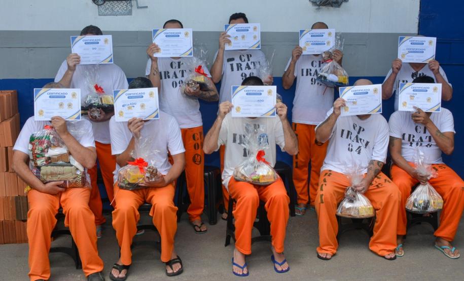 Em Irati, 31 apenados da Cadeia Pública recebem certificados por atividade educacional voltada à leitura e escrita