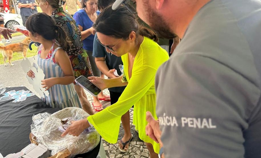 Polícia Penal distribui mais de mil brindes artesanais produzidos no sistema prisional durante o Verão Maior Paraná