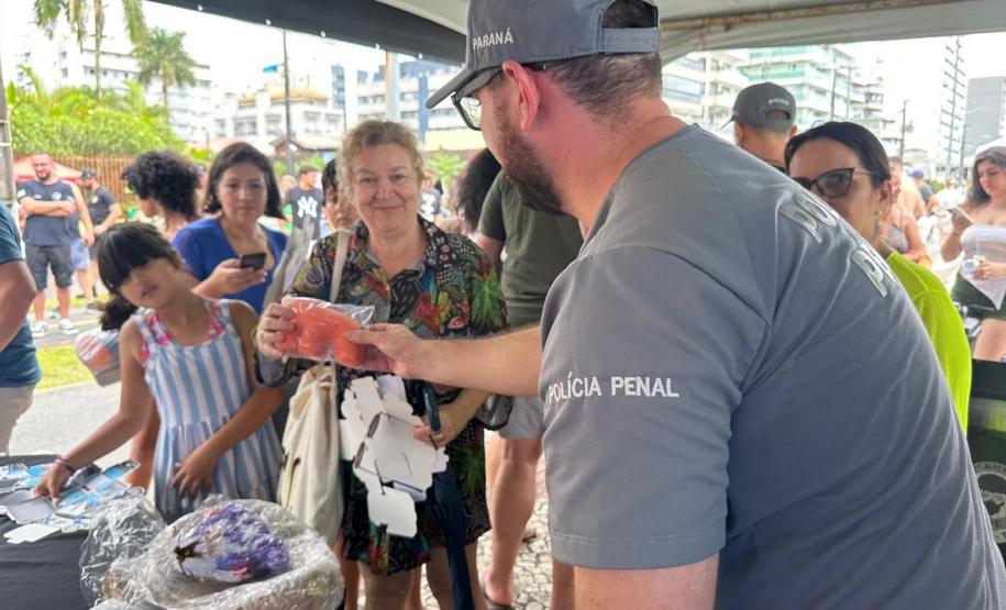 Polícia Penal distribui mais de mil brindes artesanais produzidos no sistema prisional durante o Verão Maior Paraná