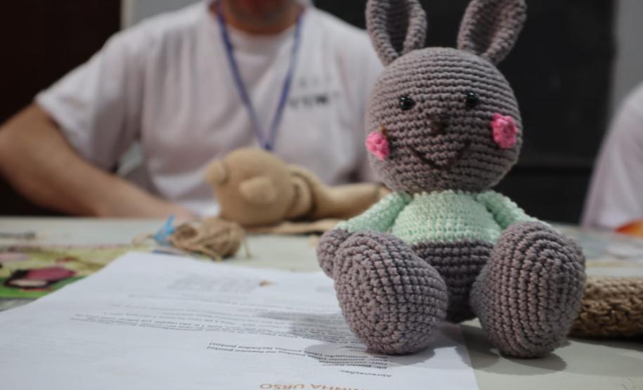 Polícia Penal distribui mais de mil brindes artesanais produzidos no sistema prisional durante o Verão Maior Paraná