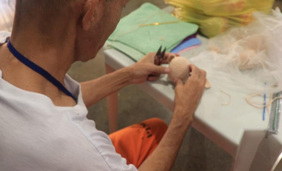 Polícia Penal distribui mais de mil brindes artesanais produzidos no sistema prisional durante o Verão Maior Paraná