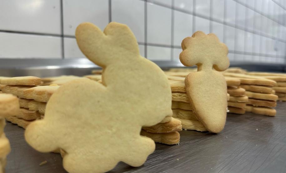Curso de bolachas de Páscoa qualifica apenados em Cascavel e reforça reintegração social