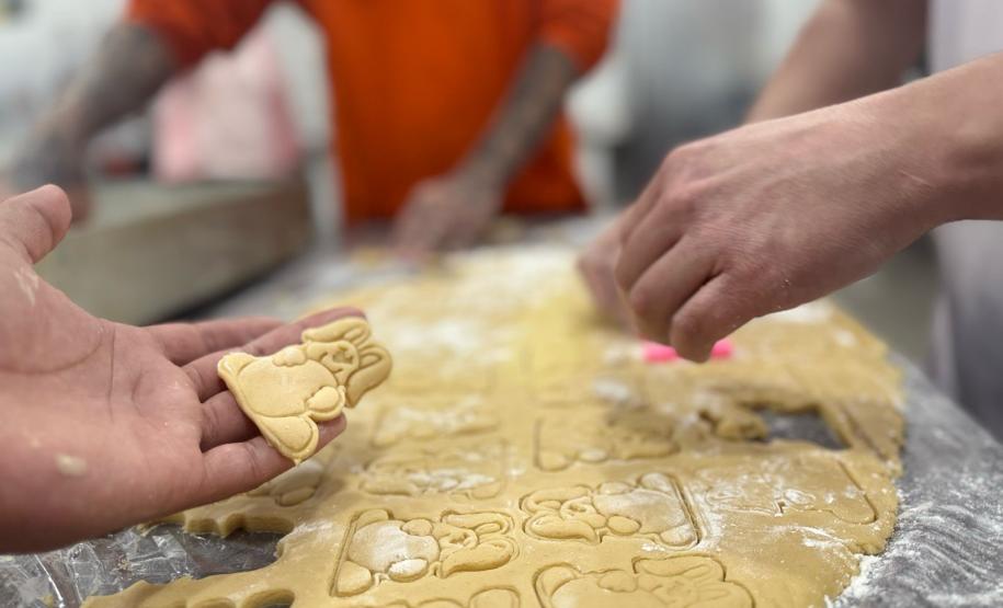 Curso de bolachas de Páscoa qualifica apenados em Cascavel e reforça reintegração social