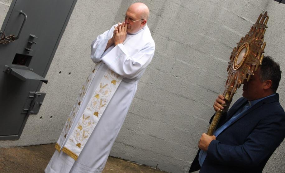 Penitenciária Feminina do Paraná recebe visita pastoral do arcebispo Dom Peruzzo para celebração de Corpus Christi