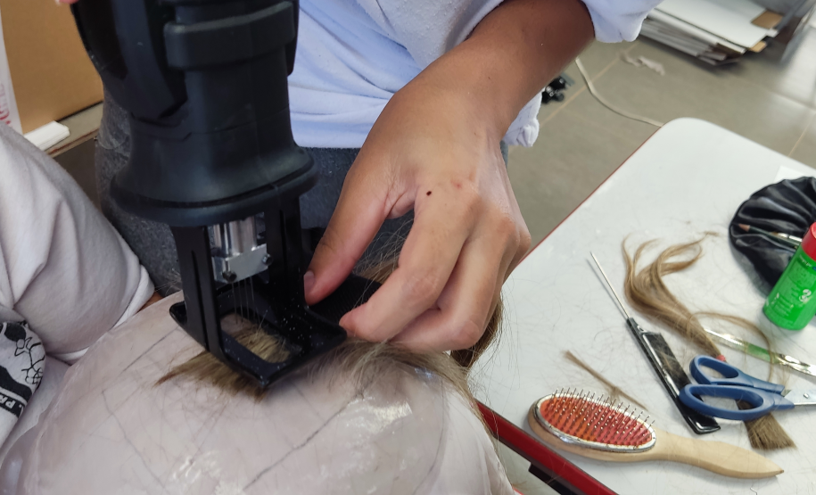 Reintegração social e solidariedade: mulheres privadas de liberdade produzem próteses capilares para pacientes com câncer