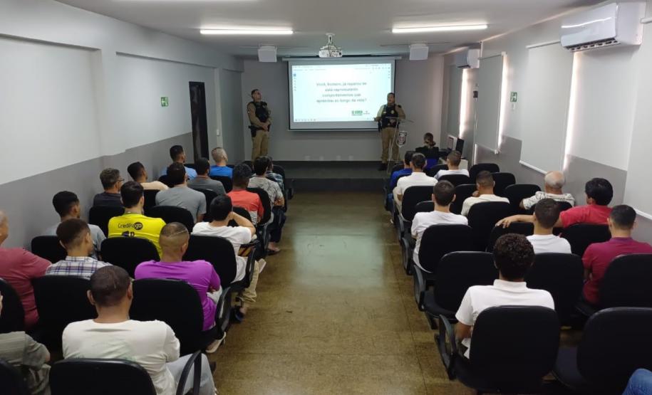 Polícia Penal do Paraná promove palestra da Semana Nacional de Justiça pela Paz em Casa na Colônia Penal Industrial de Maringá