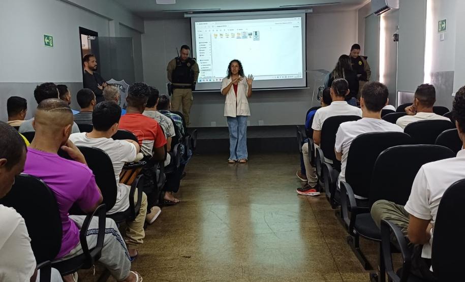 Polícia Penal do Paraná promove palestra da Semana Nacional de Justiça pela Paz em Casa na Colônia Penal Industrial de Maringá