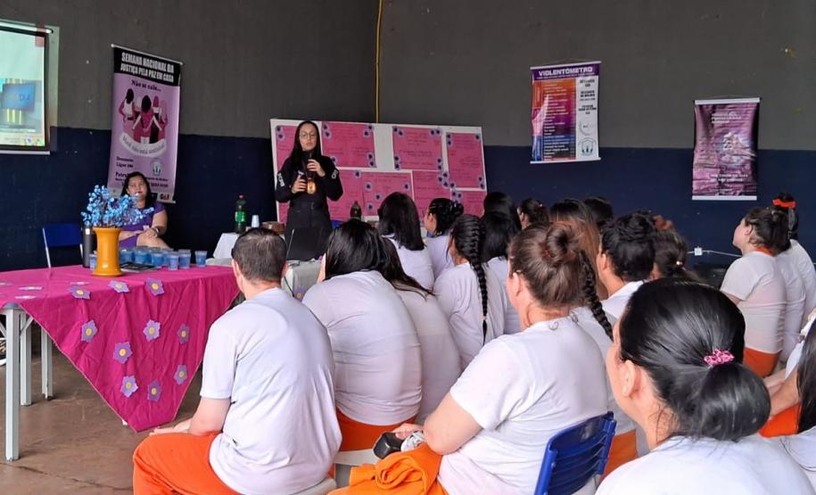 Mulheres privadas de liberdade participam de palestra em alusão ao Agosto Lilás, em Foz do Iguaçu