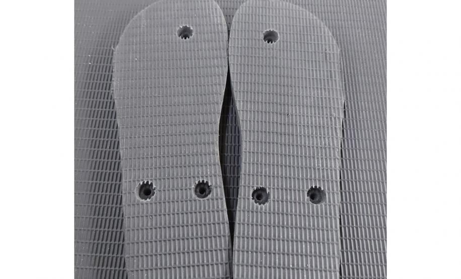 Pessoas privadas de liberdade produzem mais de mil chinelos por mês em fábrica na Penitenciária Estadual de Foz do Iguaçu IV