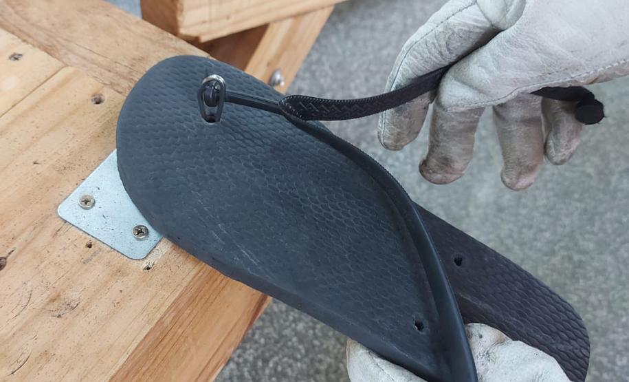 Pessoas privadas de liberdade produzem mais de mil chinelos por mês em fábrica na Penitenciária Estadual de Foz do Iguaçu IV