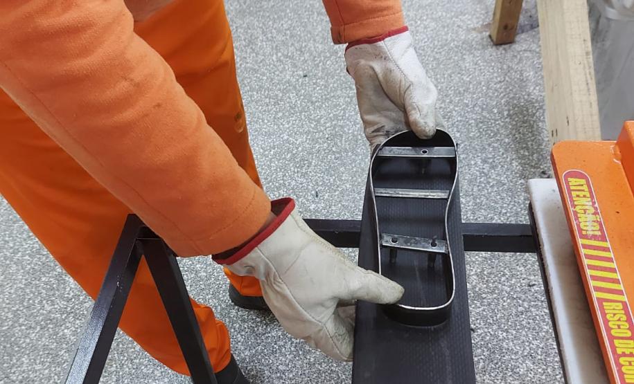 Pessoas privadas de liberdade produzem mais de mil chinelos por mês em fábrica na Penitenciária Estadual de Foz do Iguaçu IV