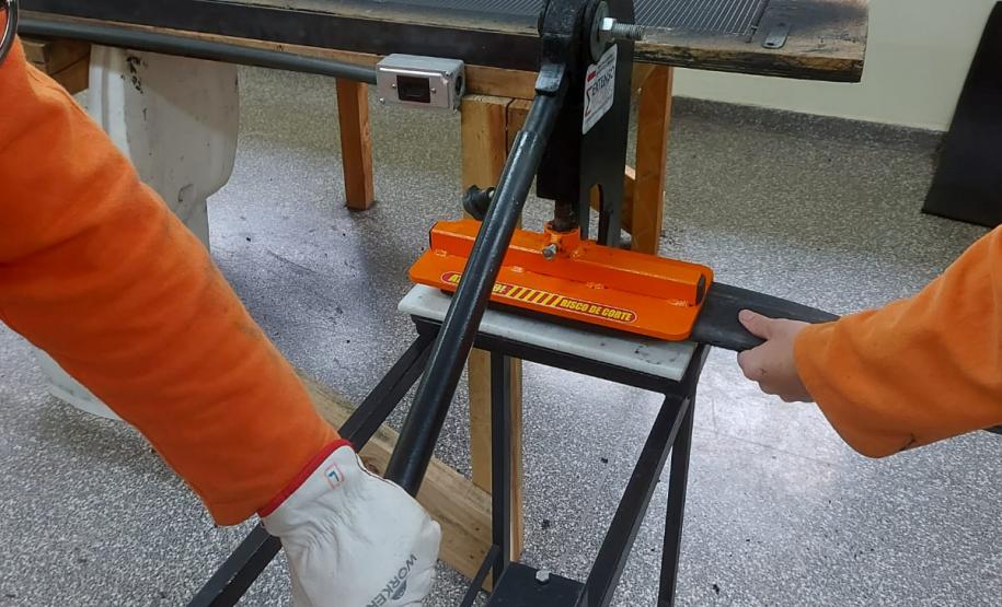 Pessoas privadas de liberdade produzem mais de mil chinelos por mês em fábrica na Penitenciária Estadual de Foz do Iguaçu IV