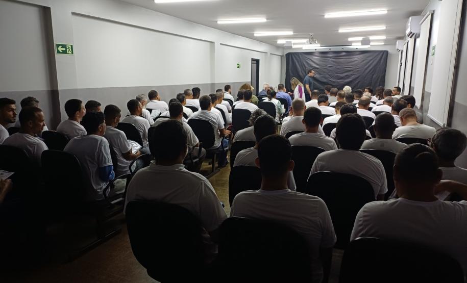 Polícia Penal do Paraná leva espetáculo encenado por pessoas privadas de liberdade com a peça “O Dito Pelo Não Dito”